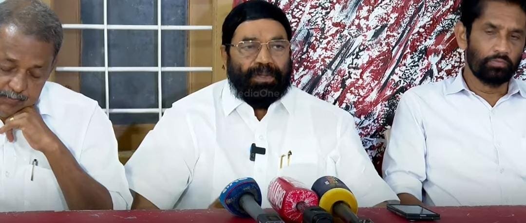വെള്ളപ്പൊക്കത്തിൽ ദുരിതമനുഭവിച്ച ഈരാറ്റുപേട്ട വ്യാപാരികളെ സന്ദർശിച്ച് വി. എൻ. വാസവൻ