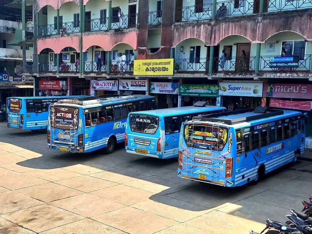പ്രിയദർശിനി പദ്ധതി: സൗജന്യ യാത്രയ്ക്ക് പിന്നാലെ സ്വകാര്യ ബസ് മേഖലയിൽ പ്രതിസന്ധി