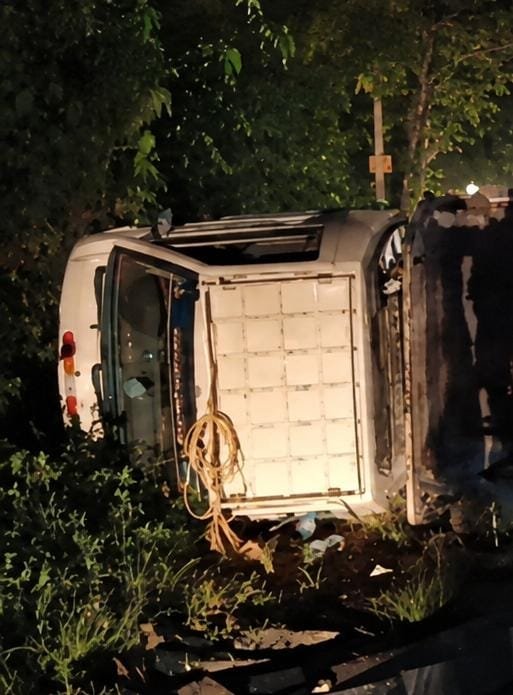 പിഴക് ആറാം മൈലിൽ അപകടം; ഗ്രാനൈറ്റ് കയറ്റിയ വാഹനം ടയർ പൊട്ടി മറിഞ്ഞു