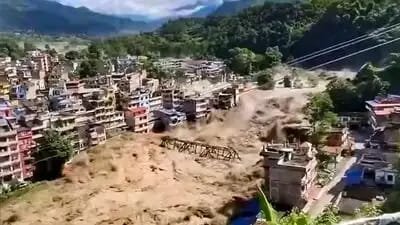 നേപ്പാൾ മിന്നൽപ്രളയം: മരണസംഖ്യ 900 കടന്നു; നൂറുകണക്കിന് തൊഴിലാളികൾ തുരങ്കങ്ങളിൽ കുടുങ്ങി