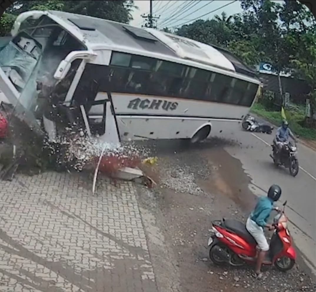 സ്കൂട്ടർ യാത്രികനെ രക്ഷിക്കാൻ ശ്രമിക്കുന്നതിനിടെ വിവാഹ സംഘം സഞ്ചരിച്ച ബസിന് അപകടം; 35 പേർക്ക് പരിക്ക്