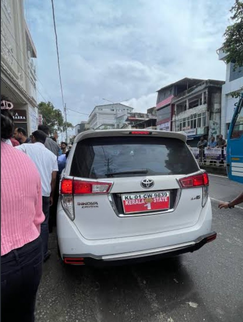 ചേന്തിയിലെ ചതയം ദിന പരിപാടിയിൽ പങ്കെടുത്തില്ല; മുഖ്യമന്ത്രിയുടെ വാഹനം തടഞ്ഞ സംഭവത്തിൽ ഡിസിസി അംഗമടക്കം പ്രതികൾ