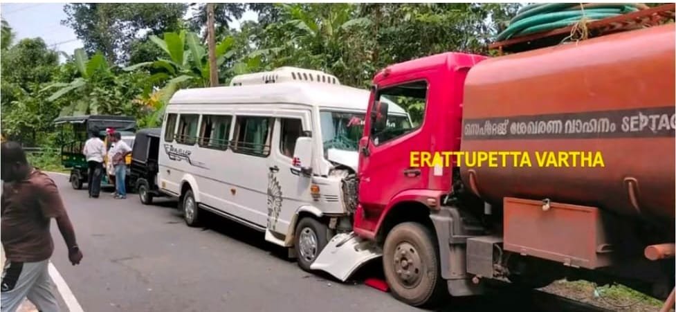 ഈരാറ്റുപേട്ട–വാഗമൺ റോഡിൽ ലോറിയും ട്രാവലറും കൂട്ടിയിടിച്ചു; നിരവധി പേർക്ക് പരിക്ക്