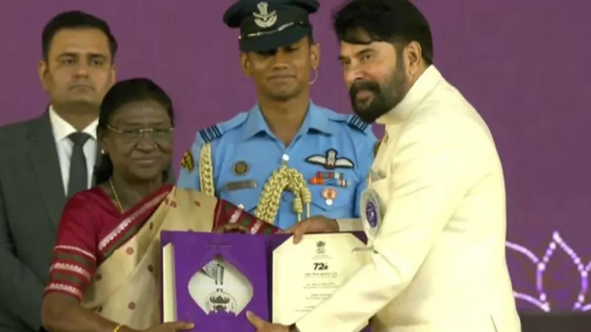 മികച്ച നടനുള്ള ദേശീയ ചലച്ചിത്ര പുരസ്കാരം മമ്മൂട്ടി ഏറ്റുവാങ്ങി
